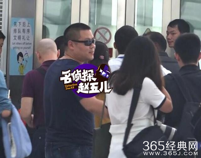 岳云鹏回京和粉丝热聊片场拍戏抽烟解乏