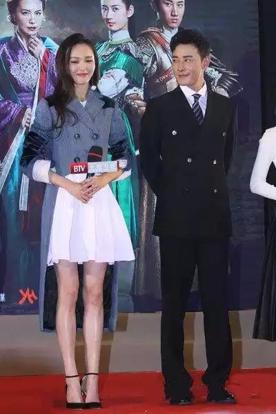 唐嫣保持微笑，罗晋全程黑脸回应，透漏出老百姓小情侣的生气表情