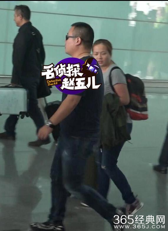 岳云鹏回京和粉丝热聊片场拍戏抽烟解乏