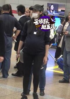 姚晨卸货在即做产检 挺巨肚仍步伐轻盈