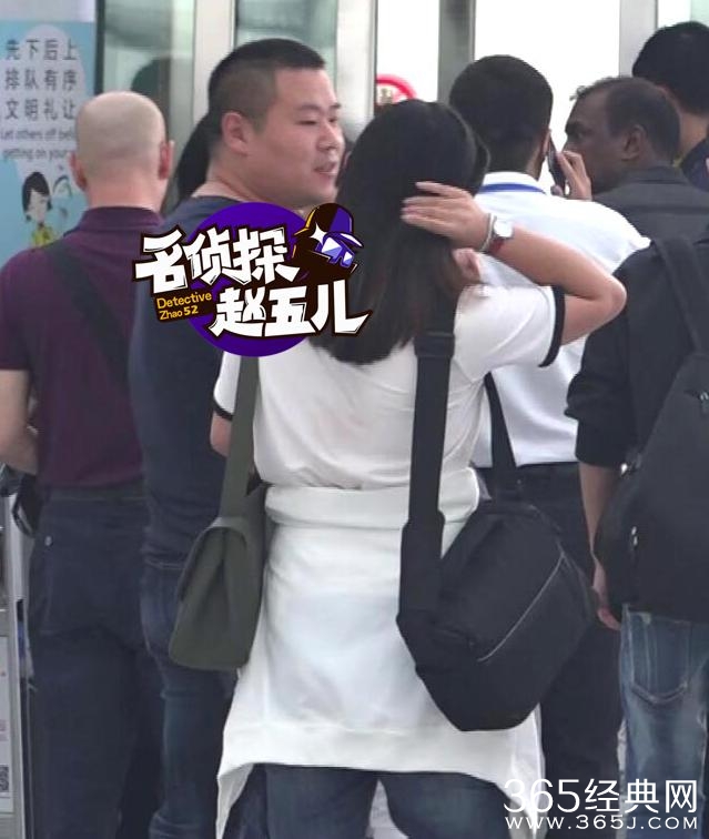 岳云鹏回京和粉丝热聊片场拍戏抽烟解乏