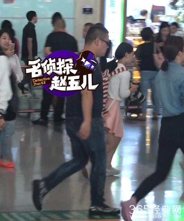 岳云鹏回京和粉丝热聊片场拍戏抽烟解乏