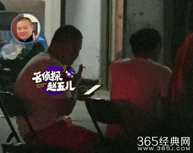 岳云鹏回京和粉丝热聊片场拍戏抽烟解乏