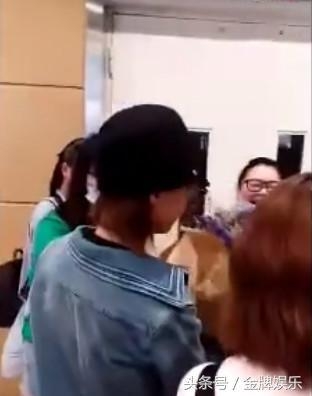 看看郑爽的待遇，这才是有真粉丝的明星！