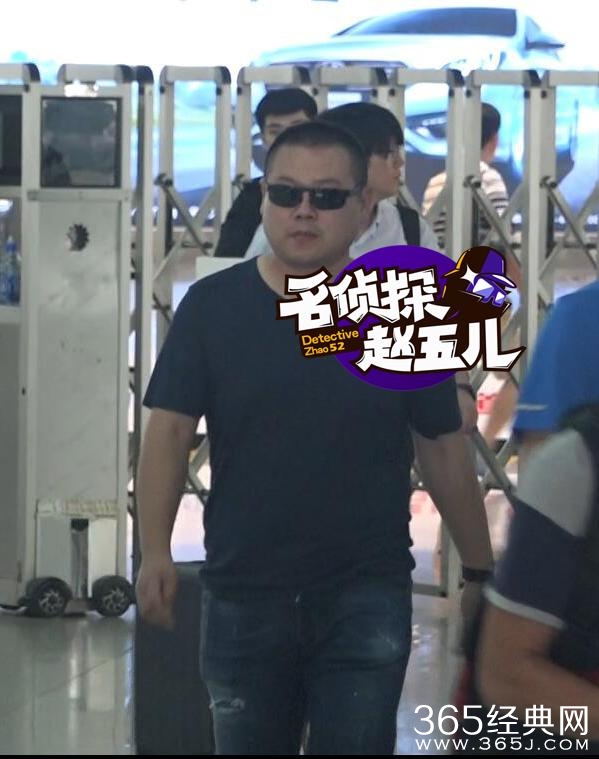 岳云鹏回京和粉丝热聊片场拍戏抽烟解乏