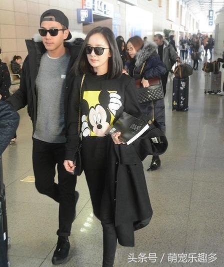 幂威机场秀恩爱，杨幂尽显小女人姿态，再破离婚谣言