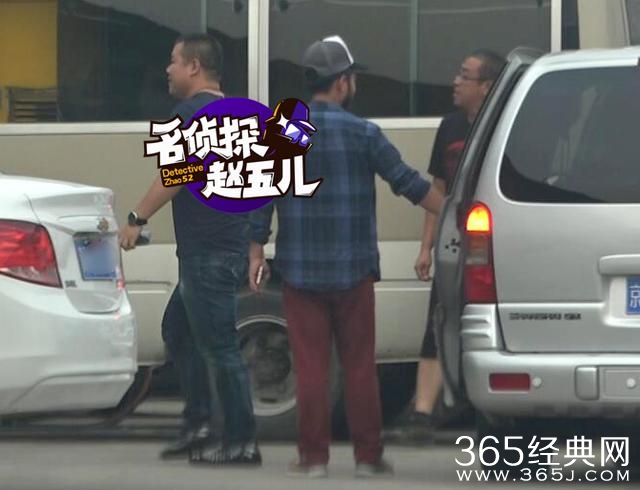 岳云鹏回京和粉丝热聊片场拍戏抽烟解乏