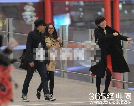 幂威机场秀恩爱，杨幂尽显小女人姿态，再破离婚谣言