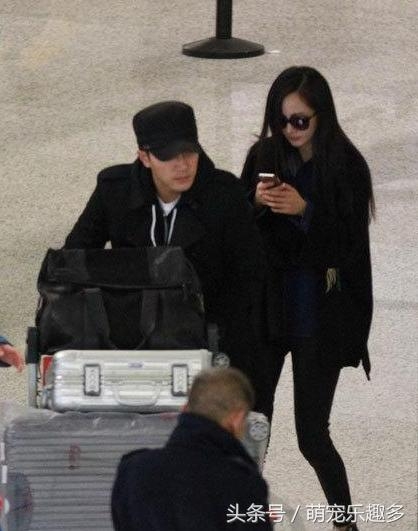 幂威机场秀恩爱，杨幂尽显小女人姿态，再破离婚谣言