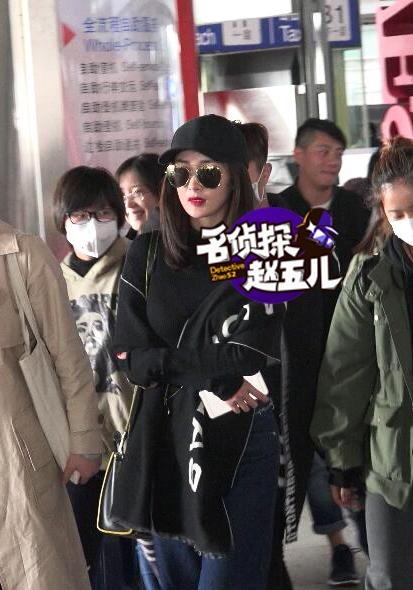 杨幂唇红肤白现身机场 冷漠脸双手抱胸酷呆