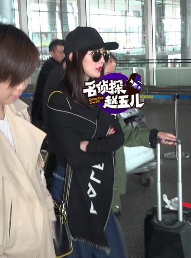 杨幂唇红肤白现身机场 冷漠脸双手抱胸酷呆