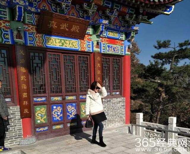 关之琳来辽宁大孤山祈福，淡妆诠释不老女神