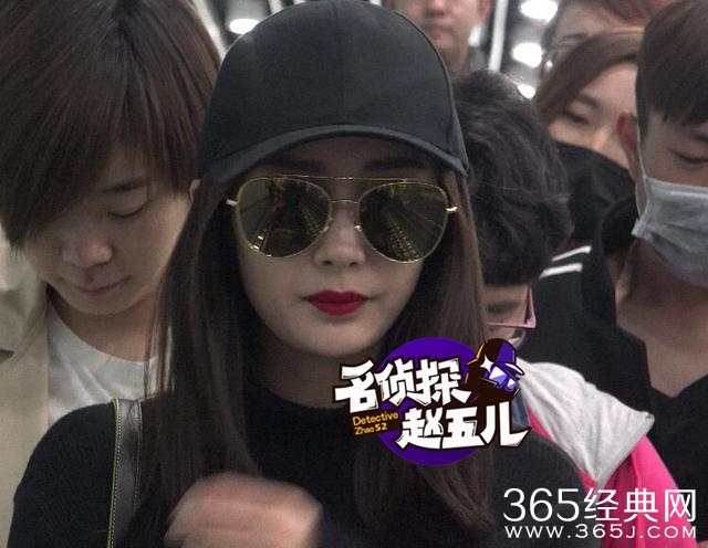 杨幂唇红肤白现身机场 冷漠脸双手抱胸酷呆