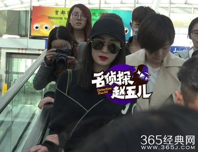 杨幂唇红肤白现身机场 冷漠脸双手抱胸酷呆