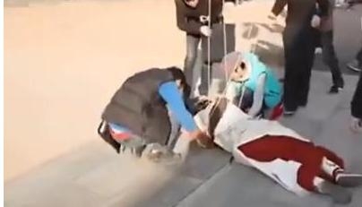 赵丽颖拍戏坠马，导致腰伤，杨幂评论；看着都疼！