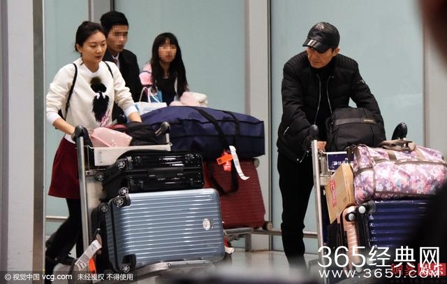 张艺谋小31岁娇妻曝光，大女儿遭老外玩耍抛弃，终身痛恨巩俐！