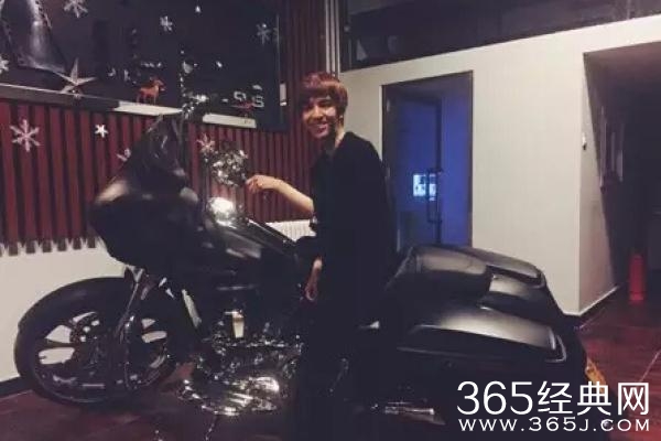 郭敬明又一次炫富，亿万豪宅放架直升飞机！好土豪！