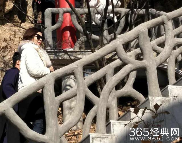 关之琳来辽宁大孤山祈福，淡妆诠释不老女神