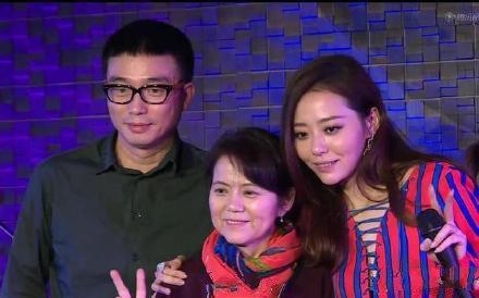 杨幂发婚礼祝福力挺张靓颖，她的这句话却打脸了张妈妈
