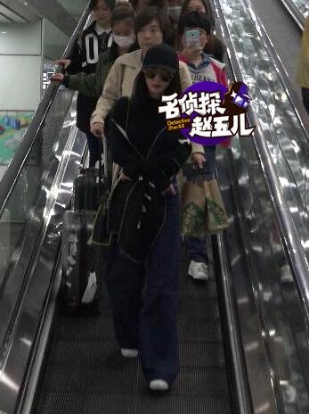 杨幂唇红肤白现身机场 冷漠脸双手抱胸酷呆