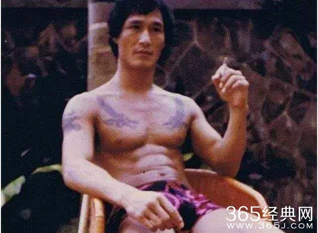 李小龙承认打不过他，向华强不敢惹他，做过警察又是黑社会老大