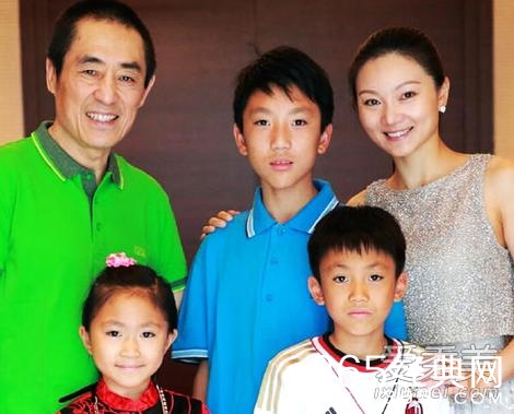 张艺谋小31岁娇妻曝光，大女儿遭老外玩耍抛弃，终身痛恨巩俐！