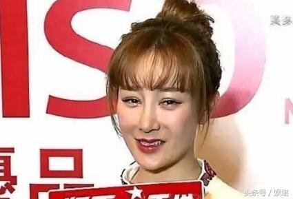 张檬被骂顶着一张假脸参加婚礼  被46岁新娘钟丽缇甩几条街