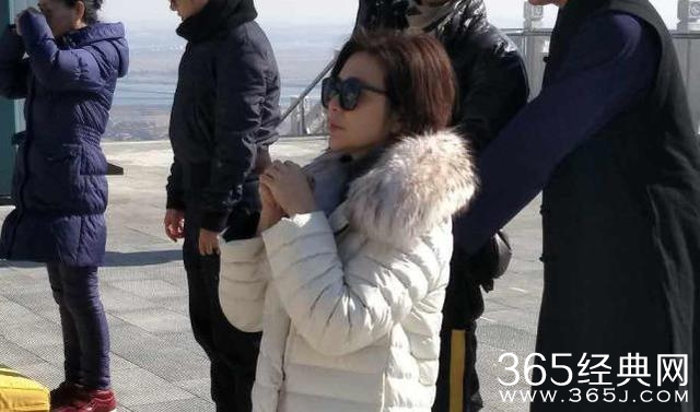 关之琳来辽宁大孤山祈福，淡妆诠释不老女神