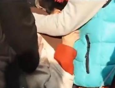 赵丽颖拍戏坠马，导致腰伤，杨幂评论；看着都疼！