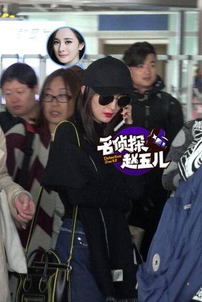 杨幂唇红肤白现身机场 冷漠脸双手抱胸酷呆