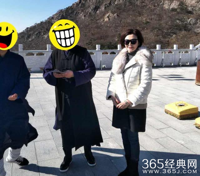 关之琳来辽宁大孤山祈福，淡妆诠释不老女神
