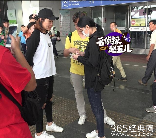 张馨予一黑到底往来机场  耐心为粉丝批量签名