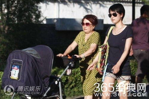 马伊琍遇谢东娜谈育儿经 文章发现跟拍飙车竖中指！