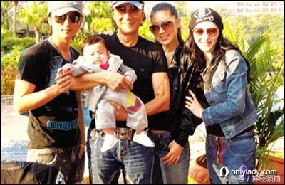 谢贤不愧是谢霆锋爹，8年的爷孙恋，80岁迎来第三婚！