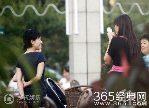 马伊琍遇谢东娜谈育儿经 文章发现跟拍飙车竖中指！