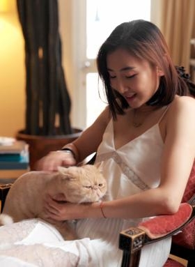 蹦床女皇何雯娜穿睡衣低胸出镜 女神霸气回应粉丝胸太平质疑