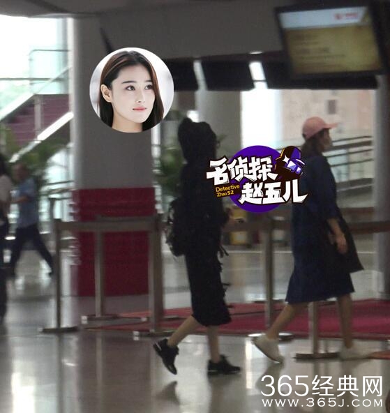 张馨予一黑到底往来机场  耐心为粉丝批量签名