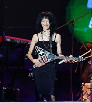 张曼玉年过半百息影进军乐坛突破万难，为音乐再现青蛇白蛇缠绵！