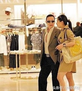 谢贤不愧是谢霆锋爹，8年的爷孙恋，80岁迎来第三婚！