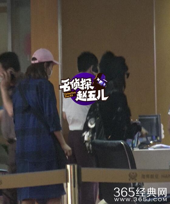 张馨予一黑到底往来机场  耐心为粉丝批量签名