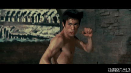 两岁起便混迹电影圈，名气不逊于吴京，功夫巨星被人上门追债