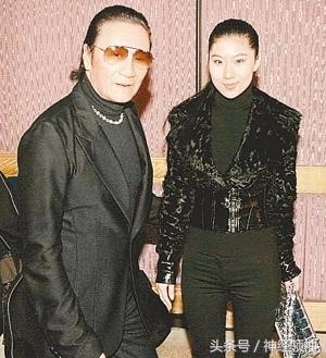 谢贤不愧是谢霆锋爹，8年的爷孙恋，80岁迎来第三婚！