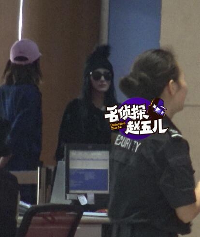 张馨予一黑到底往来机场  耐心为粉丝批量签名