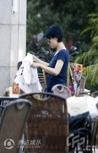 马伊琍遇谢东娜谈育儿经 文章发现跟拍飙车竖中指！