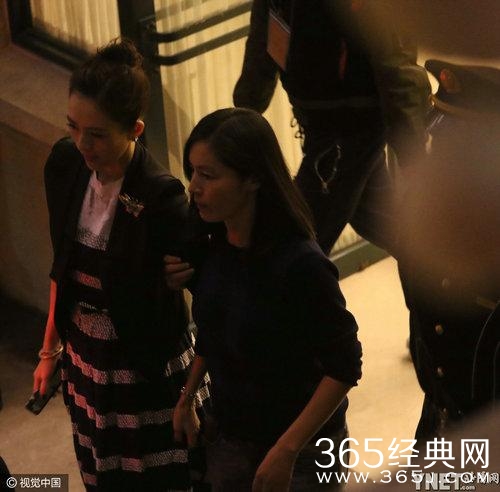 章子怡黑衣干练现身上海 当妈后气场太强！