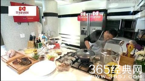 刘强东直播做饭好精彩，拿大勺穿围裙就像一个大厨