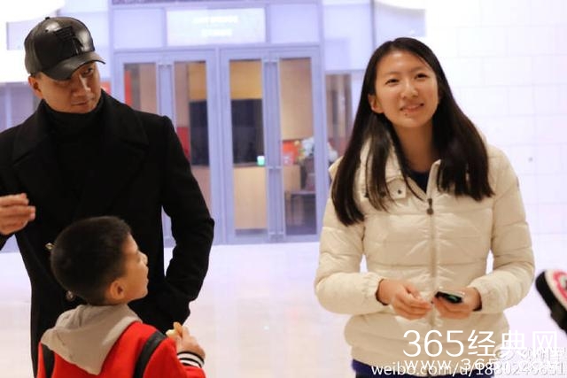 胡军为儿子庆生女儿首曝光好有爱，网友:家里放一堆柴火是啥意思
