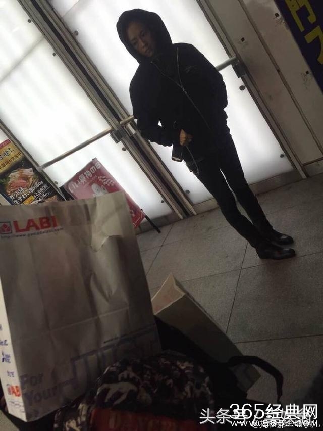 网友日本偶遇章子怡称其像路人，粉丝调侃：你逛街穿晚礼服？