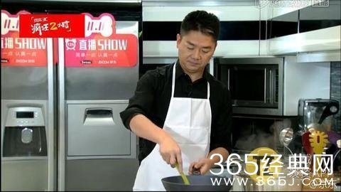 刘强东直播做饭好精彩，拿大勺穿围裙就像一个大厨