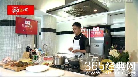 刘强东直播做饭好精彩，拿大勺穿围裙就像一个大厨